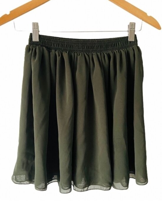 Dresses & Skirts - Green skirt M